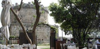 کافه رستوران کَستل رستوران کافه کَستل