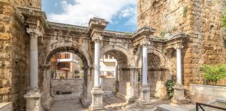 دروازه هادریان دروازه هاردیان