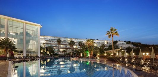 Pine Bay Holiday Resort هتل پاین بی هالیدی کوش آداسی