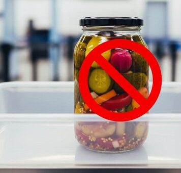 قوانین بردن ترشی در هواپیما؛ کابین یا قسمت بار؟ راهنمای کامل قوانین بردن ترشی در هواپیما